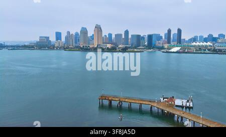 Veduta aerea dello skyline di San Diego sul lungomare con molo e banchina in California Foto Stock