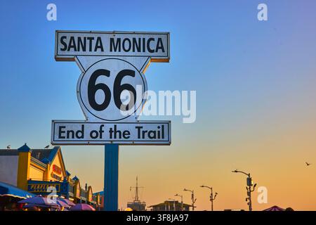 Route 66 Fine del percorso Insegna Santa Monica Pier all'ora dorata California Foto Stock