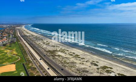 Veduta aerea della costa di San Diego in California, autostrada, spiaggia e vista sull'oceano Foto Stock