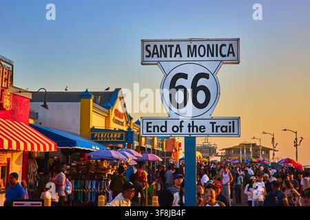 Route 66 Fine del percorso Insegna Santa Monica Pier Ora dorata folla Foto Stock