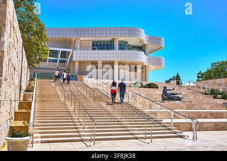 Architettura moderna e visitatori all'ingresso del Getty Center a Los Angeles Foto Stock