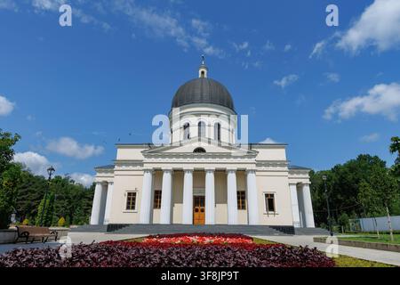 Cattedrale metropolitana della Natività di Cristo con colonne classiche e cupola centrale situata nel parco della Grande Piazza dell'Assemblea Nazionale a Chișinău, Moldavia Foto Stock