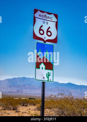 Insegna storica della US Route 66 nel nord-ovest dell'Arizona, USA Foto Stock