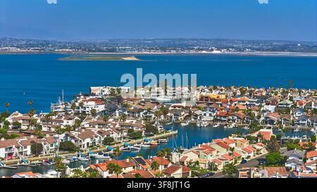 Veduta aerea delle case e delle barche sul lungomare della baia di San Diego con il paesaggio urbano della costa californiana Foto Stock