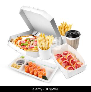 Servizio di consegna cibo. Diversi pasti e bevande in confezioni da asporto su sfondo bianco Foto Stock