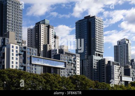 Seul, Corea del Sud - 08.12.2026: Skyline residenziale moderna ad alta altezza in Corea del Sud sotto un cielo blu Foto Stock