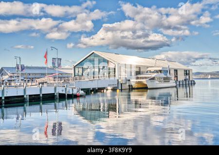 Targa sul poppa di una nave a due alberi utilizzata per tour e crociere brevi ormeggiata sul lungomare di Hobart in Tasmania, Australia. Foto Stock