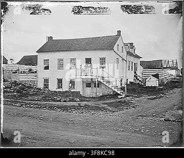 John Burns, un civile che ha combattuto con l'esercito dell'Unione durante la battaglia di Gettysburg, in piedi davanti al suo cottage a Gettysburg, Pennsylvania, in un, un fotografo americano dell'era della guerra civile. Foto Stock