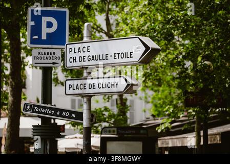 Parigi, Francia - 06 maggio 2022: Vista dei cartelli stradali che indicano le indicazioni per Place Charles de Gaulle-Etoile e Place de Clichy a Parigi, Francia. Foto Stock