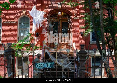 Una casa decorata per Halloween con un cartello "Vietato l'ingresso", decorazioni di fantasmi e scheletri a New York City. Foto Stock
