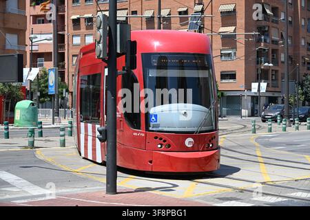 Tram rosso su Valencia Street con palme ed edifici storici Foto Stock