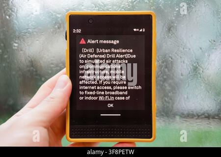 Taipei, Taiwan - 13 agosto 2026: Allarme del sistema di avviso pubblico sul telefono per l'esercitazione militare Han Kuang mentre Taiwan testa la prima esercitazione di limitazione della rete Foto Stock
