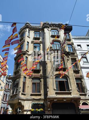Istanbul, Turchia - 10 luglio 2025. Ragip Pasa Apartmani, un edificio d'angolo storico su Istiklal Caddesi nel distretto di Beyoglu. Costruito 1900-1905 in stile eclettico Foto Stock