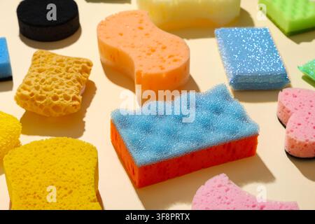 Assortimento di spugne e spazzole da pulizia colorate per le faccende domestiche e il lavaggio dei piatti in cucina Foto Stock