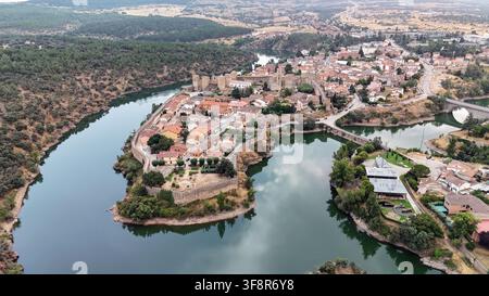 Veduta aerea del Buitrago del Lozoya medievale, delle sue mura storiche e del fiume Lozoya, Comunità di Madrid, Spagna. Foto Stock