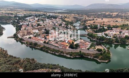 Veduta aerea del Buitrago del Lozoya medievale, delle sue mura storiche e del fiume Lozoya, Comunità di Madrid, Spagna. Foto Stock