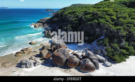 Vista aerea con drone di massi di granito e acqua turchese a Squeaky Beach in Australia Foto Stock