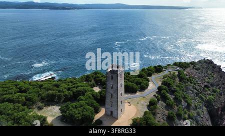 Storica Torre Boyd che si affaccia sulle scogliere costiere e sulle acque dell'oceano, veduta aerea Foto Stock
