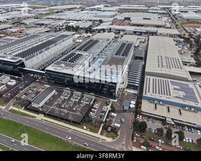 Vista aerea che mostra un moderno campus di data center all'interno di un parco industriale, con più edifici, pannelli solari e infrastrutture energetiche Foto Stock