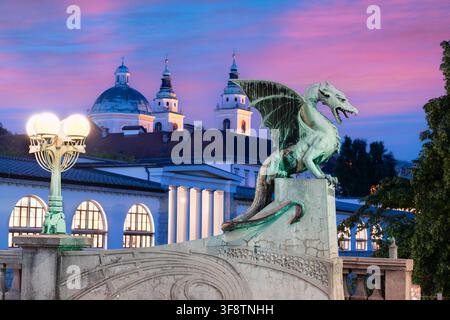 Ljubljana, Slovenia con il Ponte del Drago all'ora blu. Foto Stock
