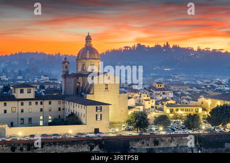 Firenze, Italia con San Frediano a Cestello sul fiume Arno al crepuscolo Foto Stock