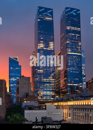 Le torri di uffici One Manhattan West e Two Manhattan West illuminate al tramonto nel quartiere di Hudson Yards di Midtown West, Manhattan, New York City Foto Stock