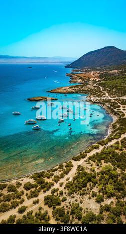 Vista aerea verticale della costa rocciosa e delle barche nel Blue Lagoon di Cipro. Foto Stock