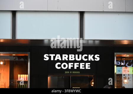 Ingresso elegante dello Starbucks Cafe con logo iconico Foto Stock