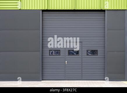 Porte moderne in acciaio chiuse per garage o magazzino, sfondo industriale astratto Foto Stock