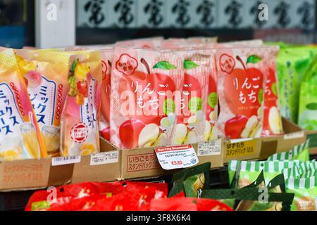 Düsseldorf, Germania - 9 giugno 2026: Pacchetto stand Apple Mochi confezionato esposto nel supermercato asiatico, dolce dolce giapponese al gusto di mela Foto Stock