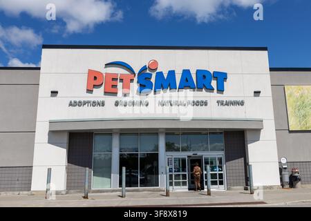 Ottawa, Canada - 30 luglio 2026: Ingresso dell'edificio del negozio PetSmart Foto Stock