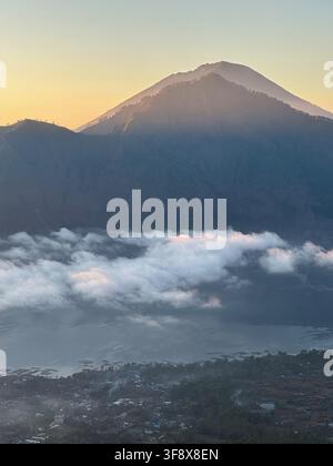 Monte Agung Bali Indonesia all'alba con nuvole sottostanti viste dal Monte Batur Foto Stock