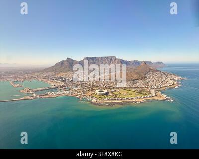 Vista aerea di Città del Capo che mostra la Table Mountain e la costa della città. Foto Stock