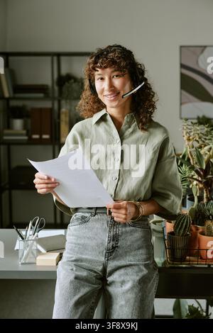 Ritratto di una donna biracial che lavora in un call center di assistenza clienti Foto Stock