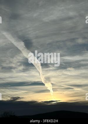 Corrente d'aria nel cielo dell'Arizona fenomeno ottico durante la stagione dei monsoni ambiente tranquillo sfondo astratto con spazio per il testo Foto Stock