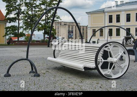 VÕRU, ESTONIA - 1 AGOSTO 2026 Panchine rotanti moderne nella piazza centrale della città Foto Stock