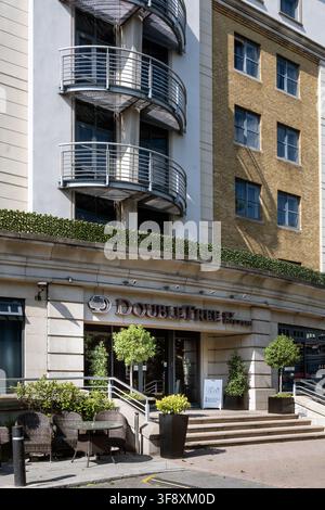 LONDRA, REGNO UNITO - 14 LUGLIO 2026: Esterno del DoubleTree by Hilton Angel Kings Cross Hotel in Pentonville Road con cartello Foto Stock