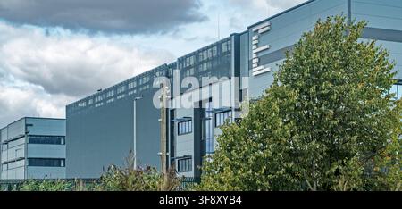L'esterno moderno dell'edificio del centro dati Echelon a Clondalkin con un grande logo E e un albero verde a foglia larga. Foto Stock