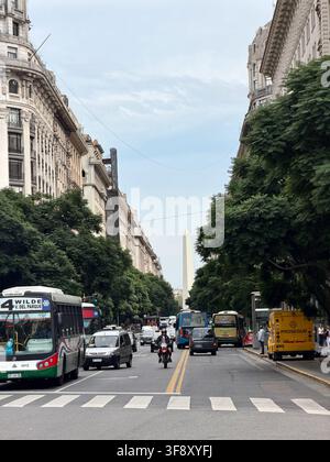 Buenos Aires, Argentina - 1 aprile 2026: Avenida de Mayo, Buenos Aires, Argentina, con il monumento Obelisco sullo sfondo. Foto Stock