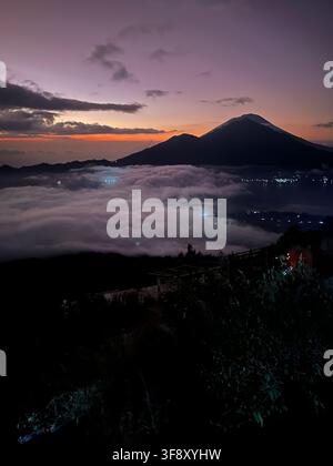Silhouette del vulcano Mount Agung su un mare di nuvole all'alba, Bali, Indonesia Foto Stock