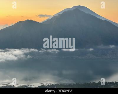 Il picco vulcanico del Monte Agung che si erge sopra le nuvole all'alba, Bali, Indonesia Foto Stock
