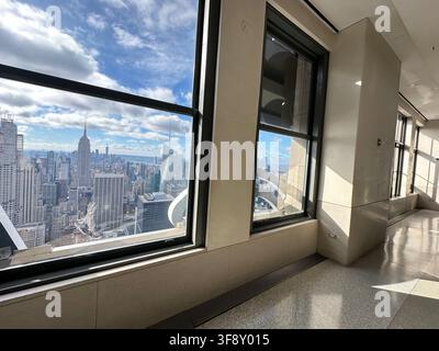 NEW YORK - 23 NOV 2024: Vista mozzafiato di Midtown e Lower Manhattan dal ponte di osservazione del Top of the Rock in una giornata limpida. Foto Stock