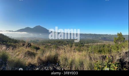 Vulcano Mount Agung visto dal Monte Batur con valle nebbiosa e lago, Bali, Indonesia Foto Stock