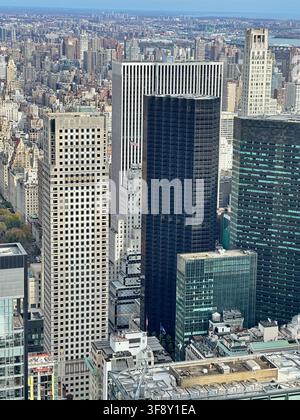 Vista aerea di alti edifici a Manhattan, New York City, durante il giorno. Foto Stock