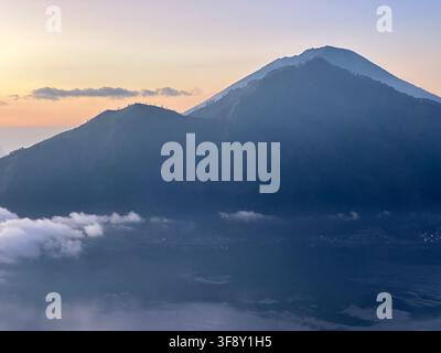 Il monte Agung si erge sopra il mare di nuvole all'alba, Bali, Indonesia Foto Stock