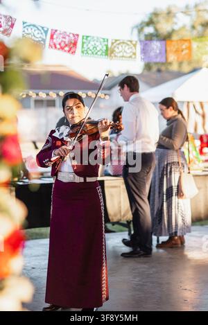 Esibizione dei Mariachi Continental Azteca nella chiesa cattolica di San Edoardo Confessore a Phoenix, Arizona Foto Stock