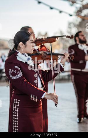Esibizione dei Mariachi Continental Azteca nella chiesa cattolica di San Edoardo Confessore a Phoenix, Arizona Foto Stock