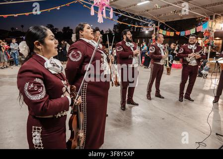 Esibizione dei Mariachi Continental Azteca nella chiesa cattolica di San Edoardo Confessore a Phoenix, Arizona Foto Stock