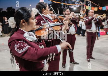 Esibizione dei Mariachi Continental Azteca nella chiesa cattolica di San Edoardo Confessore a Phoenix, Arizona Foto Stock
