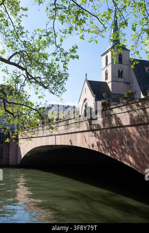 Chiesa di San Bartolomeo e ponte di San Bartolomeo visti dalla riva del fiume Ill, Strasburgo, Francia Foto Stock